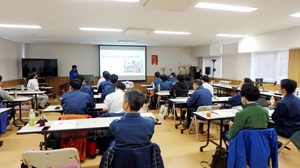 室内_研究成果の講義の様子