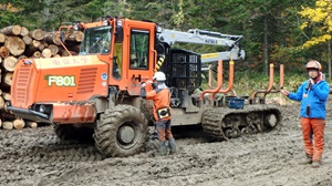 現場_フォワーダ（集材車）へのアンテナ取付作業等の説明