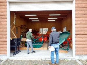 造成当時の機械類を見る様子