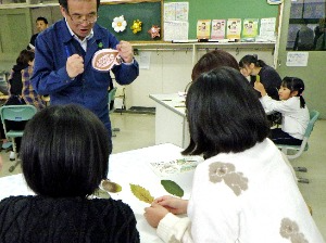 それぞれお気に入りの葉っぱを探していました。