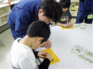 大人も子供も集中して制作していました。