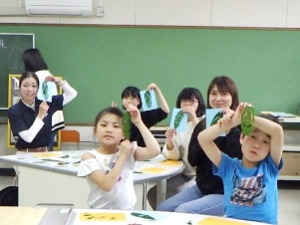 大人も子供も集中して制作していました。