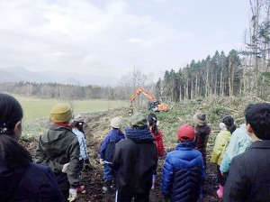 興味津々の様子で見学する児童たち