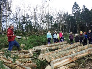 配付した、北の森漫画「人to木」の説明をしている様子