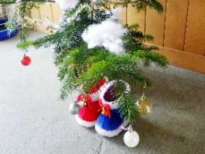 クリスマスツリーの真下には長靴も置かれています