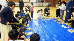 制作前に、様々な種類の葉の中を観察