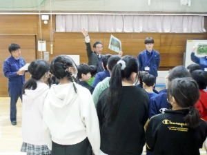 三択クイズを実施している様子