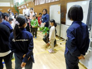 エゾユズリハと背比べする児童たち