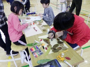 貼り絵の制作に取り組む1・2年生