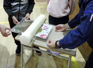 ラミネート加工している様子