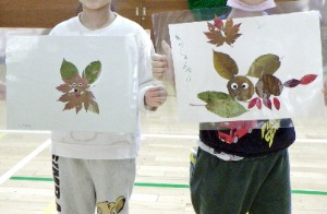 完成した作品を掲げる児童たち