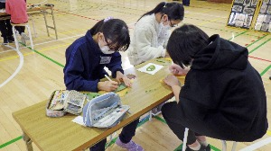 エゾユズリハを用いたリーフアートを行う3~6年生