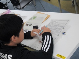 森林の調査や植栽などについて学ぶ児童