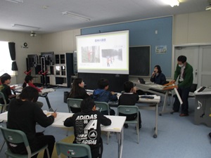 森林の持つ多様な機能、森林の循環利用の大切さなどについて説明する職員