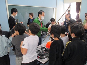 森林調査で使用する道具に実際に触れる児童たち