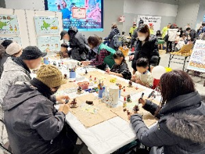 大勢の人が作品作りに取り組む様子