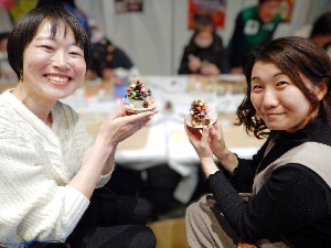 にっこりと完成品を見せる二人