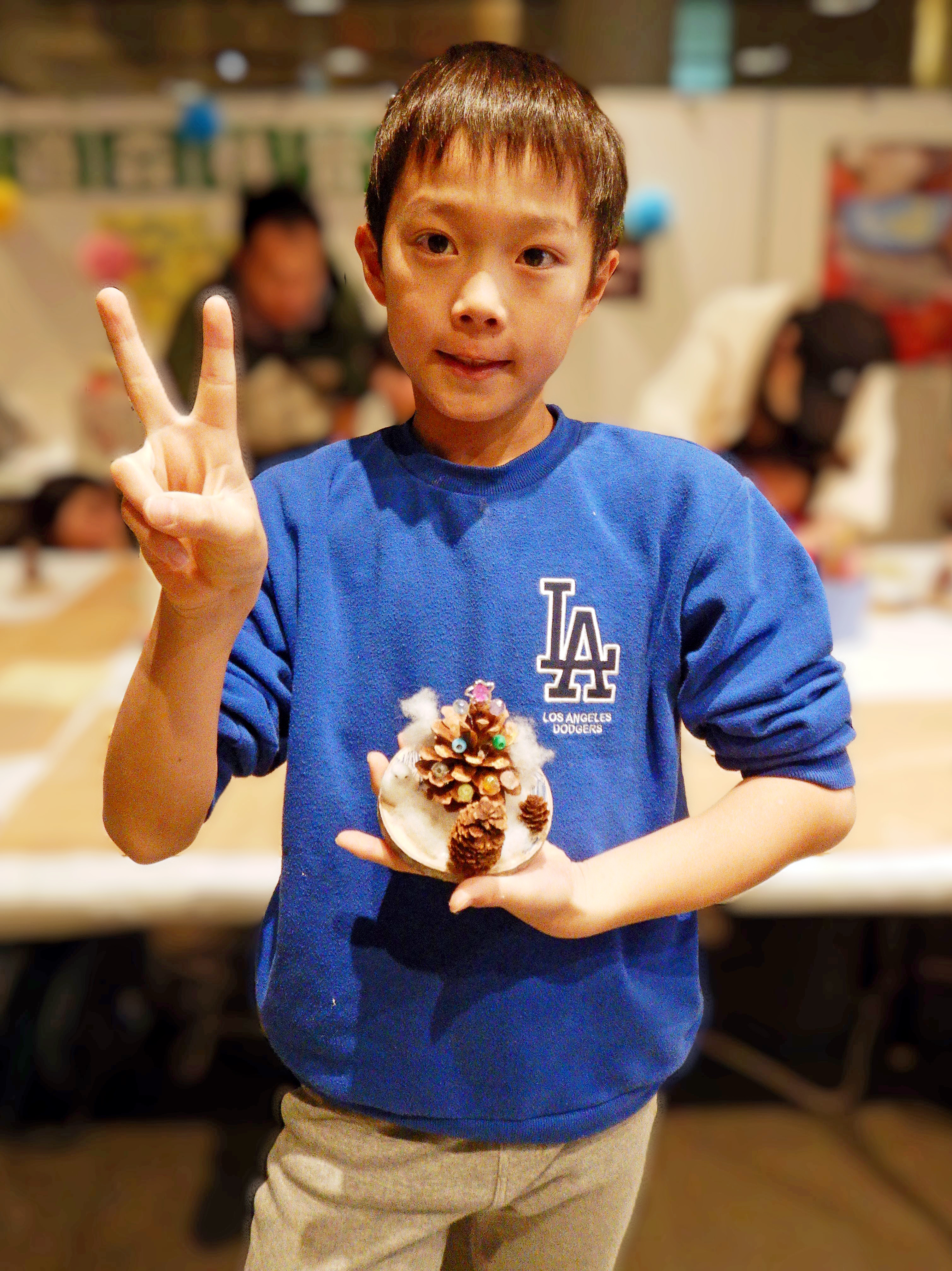 完成を手にピースサイン