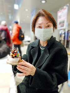 完成品を手に取る女性