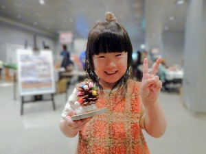 完成品を手に取る子供