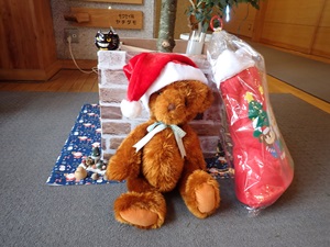 ぬいぐるみとお菓子入りの靴下