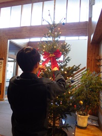 リボンを飾り付ける様子