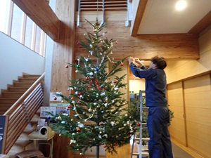 脚立を使用して髙い位置の飾り付けをしている様子