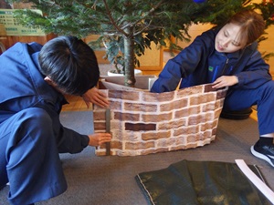 レンガ調の土台を設置している様子