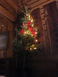 夕暮れに明るくきらびやかなクリスマスツリー