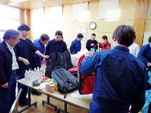 避難リュックに中身の用品名を書く様子