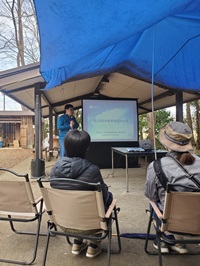 野性の森でアクティビティを体験する様子