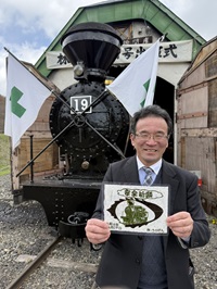 リーフアートを掲げる佐野署長