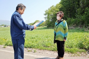 北海道森林管理局長に代わり感謝状を贈呈する駒ヶ岳・大沼森林ふれあい推進センター所長