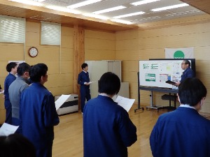 事前説明を受ける様子