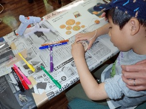児童がぶんぶんゴマを作成中