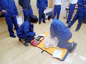 職員が訓練用人形を学んでいる様子