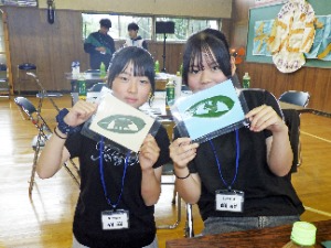 2人の児童がリーフアート！