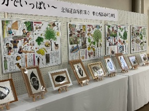 パネル展とリーフアートの様子