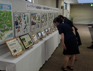 遠軽信用金庫の職員とパネル電の様子