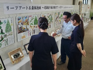 署長と遠軽信用金庫の職員の様子