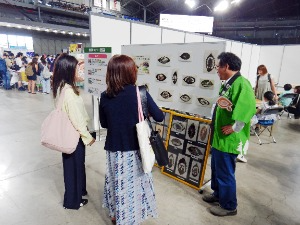 署長が「リーフアート」を説明