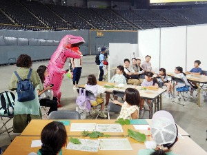 ティラノサウルスがリーフアートの会場に・・・