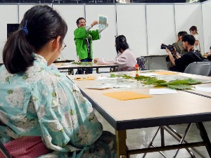 子どもたちにデザインカッターの使い方を学ぶ