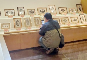 リーフアートの作品と来館者