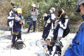 登山途中で休憩