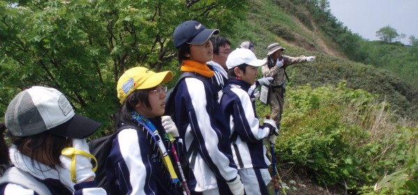三頭山登山で自然解説