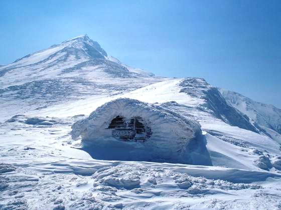 まだまだ雪に覆われた鴛泊避難小屋