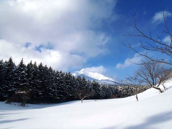 雲間から顔を覗かせた利尻山