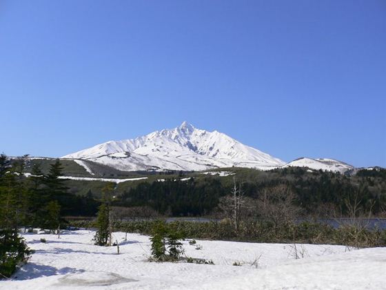 オタドマリ湖から見た利尻山。