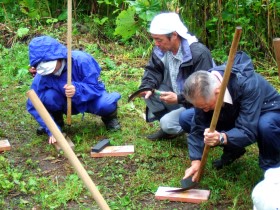 鎌を研いでいます